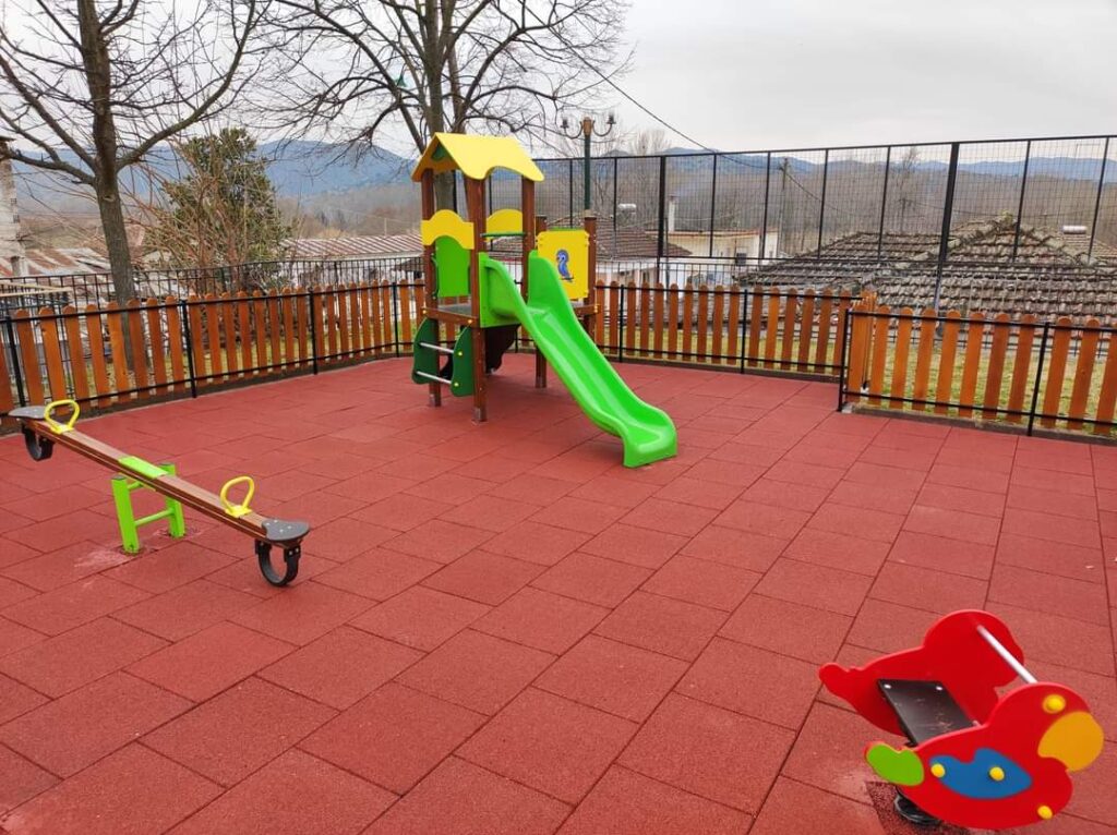 Παραδόθηκε νέα πρότυπη παιδική χαρά στην κοινότητα Μεσοχωρίου