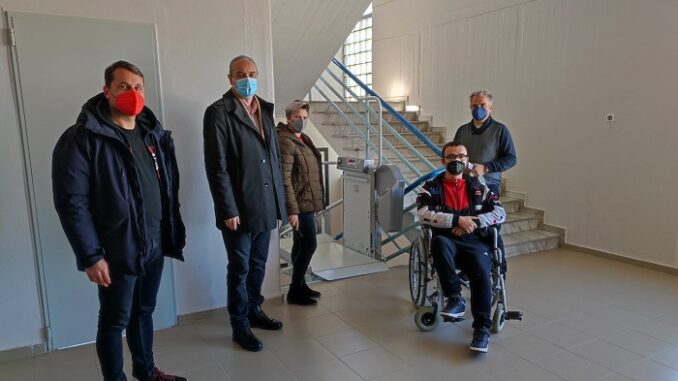 ΤΟΠΟΘΕΤΗΘΗΚΑΝ ΑΝΕΛΚΥΣΤΗΡΕΣ ΓΙΑ ΤΗΝ ΔΙΕΥΚΟΛΥΝΣΗ ΜΑΘΗΤΩΝ ΑμεΑ ΣΕ ΣΧΟΛΕΙΑ ΤΟΥ ΔΗΜΟΥ ΕΛΑΣΣΟΝΑΣ