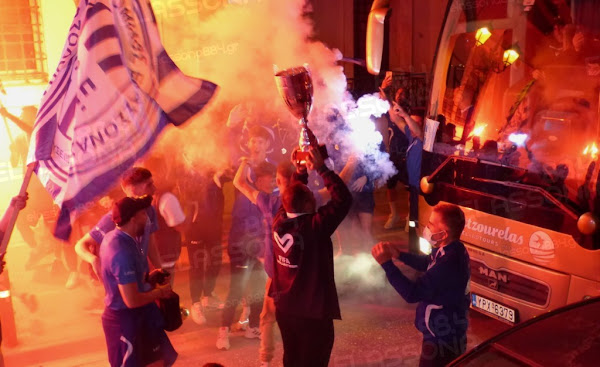 Έγινε η νύχτα-μέρα στην Ελασσόνα! Αποθέωση για Χατζηβασίλη και Μόρα από τους φίλαθλους του Π.Ο.Ε.! (φωτ.)