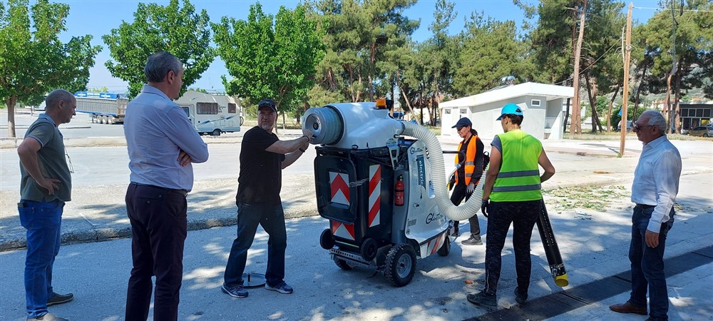 Σε νέα εποχή η υπηρεσία καθαριότητας Νέα αυτοκινούμενη ηλεκτρική σκούπα πεζού χειριστή