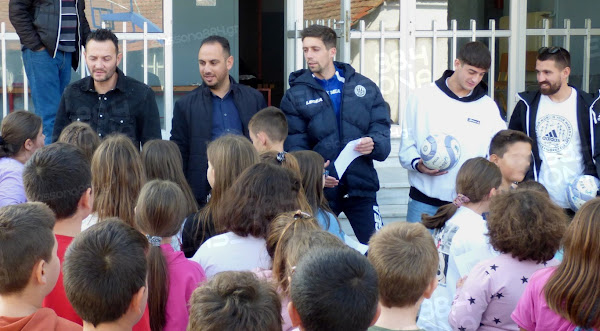 Παιδική κερκίδα δημιουργεί και φέτος ο ΠΟΕ – Μοίρασε προσκλήσεις σε παιδιά του Δημοτικού Σχολείου Ευαγγελισμού