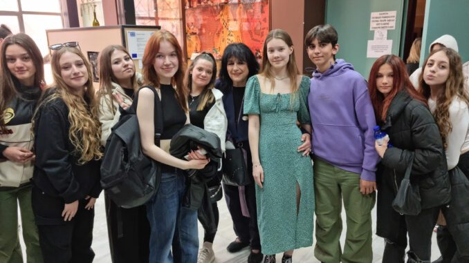 Η ΆΝΝΑ ΒΑΓΕΝΑ ΚΟΝΤΑ ΣΤΟΥΣ ΜΑΘΗΤΕΣ ΤΟΥ ΓΕΝΙΚΟΥ ΛΥΚΕΙΟΥ ΔΟΜΕΝΙΚΟΥ