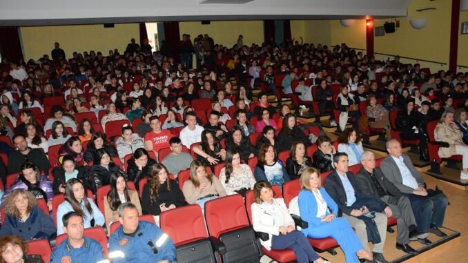 ΤΙΜΗΣΑΝ ΤΗΝ ΗΜΕΡΑ ΤΗΣ ΓΥΝΑΙΚΑΣ ΓΥΜΝΑΣΙΑ ΚΑΙ ΛΥΚΕΙΑ ΤΟΥ ΔΗΜΟΥ ΕΛΑΣΣΟΝΑΣ