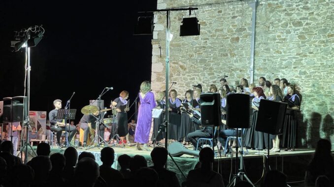 ΕΝΘΟΥΣΙΑΣΕ Η ΣΥΝΑΥΛΙΑ ΤΗΣ ΜΙΚΤΗΣ ΧΟΡΩΔΙΑΣ ΤΟΥ ΜΟΡΦΩΤΙΚΟΥ ΣΥΛΛΟΓΟΥ ΤΣΑΡΙΤΣΑΝΗΣ