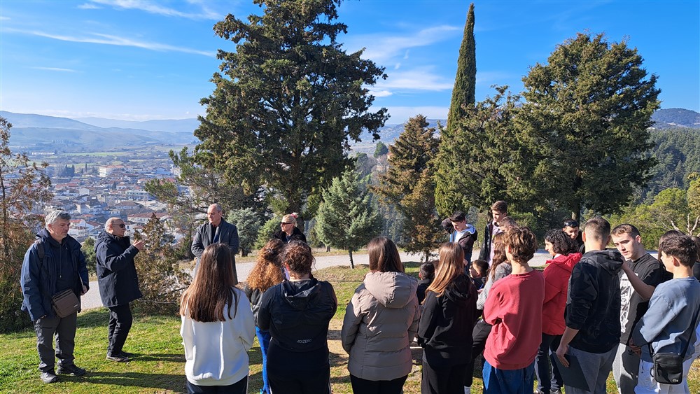 Τον λόφο του Προφήτη Ηλία «υιοθέτησαν» μαθητές του Γυμνασίου Ελασσόνας