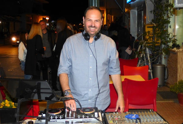 Παρουσιαστές της μεγάλης Καρναβαλικής Παρέλασης η Άννα Ζηρδέλη και ο Ανδρέας Νικούλης