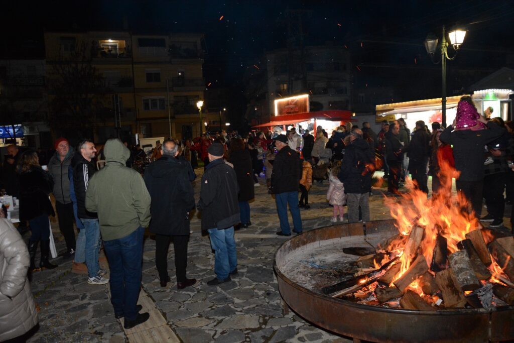 Αναβίωσε παλιό έθιμο στην Ελασσόνα – Μεγάλο γλέντι δίπλα στη φωτιά – Δείτε φωτογραφίες