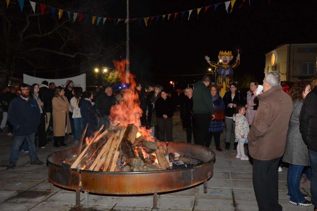 Πλήθος κόσμου στην Κεντρική Πλατεία Ελασσόνας – Χοροί και ξεφάντωμα γύρω από τη φωτιά