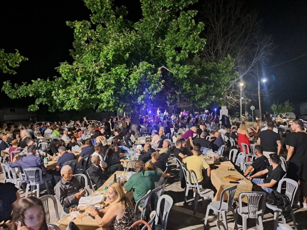Το γλέντησε η Κοκκινόγη Ελασσόνας – “Βούλιαξε” η πλατεία σε μουσικοχορευτική εκδήλωση (ΦΩΤΟ)