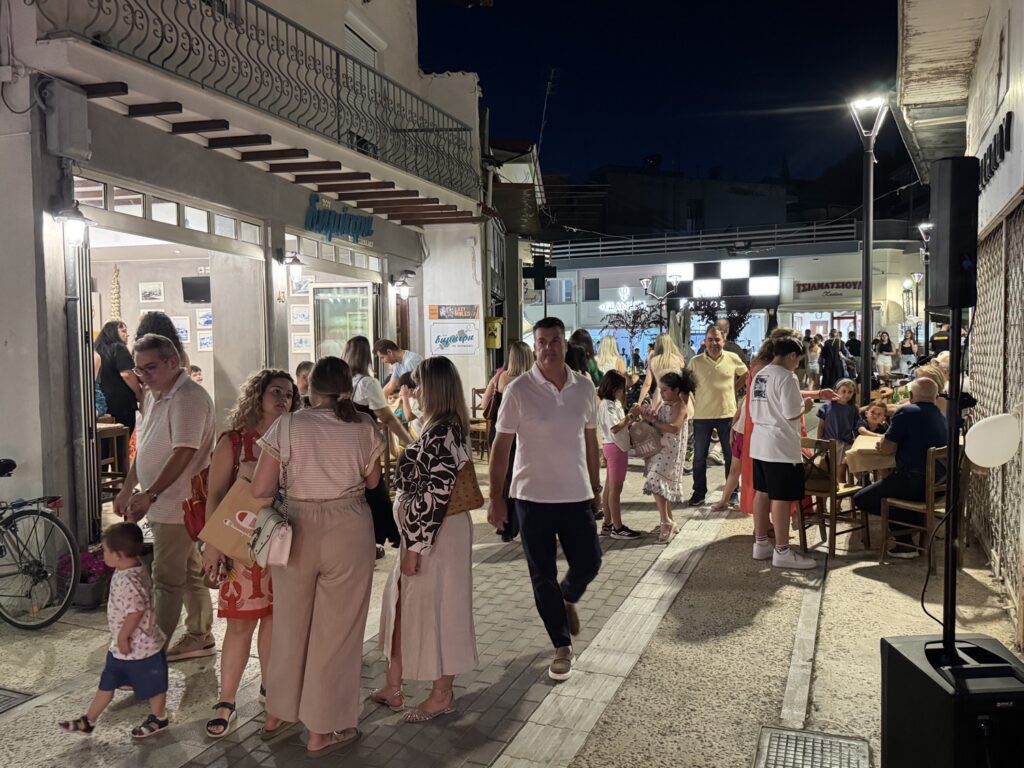 Έλαμψε η Λευκή Νύχτα στην Ελασσόνα – Πλήθος κόσμου και πολλή διασκέδαση (ΦΩΤΟ)