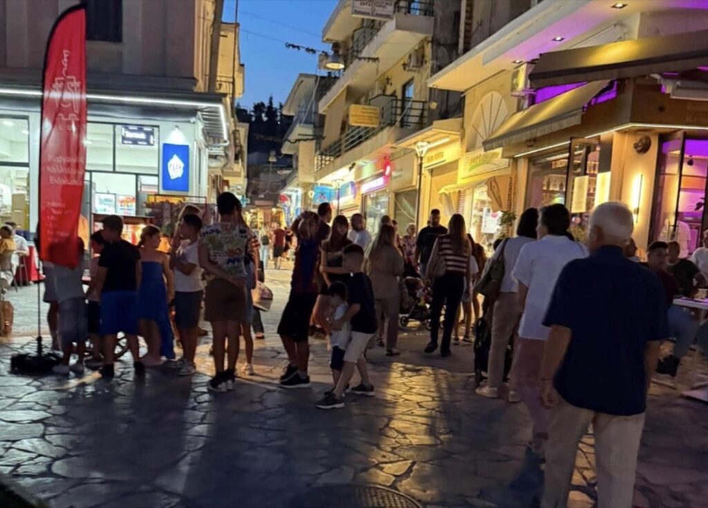 Η Λευκή Νύχτα στην Ελασσόνα ξεπέρασε κάθε προσδοκία – Ψώνισαν οι Ελασσονίτες (ΦΩΤΟ)