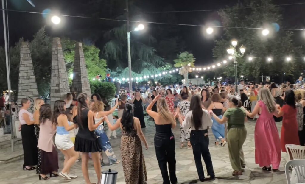 Ελασσόνα: «Βούλιαξε» η Τσαριτσάνη στο χθεσινό πανηγύρι – Κοσμοσυρροή (ΦΩΤΟ)