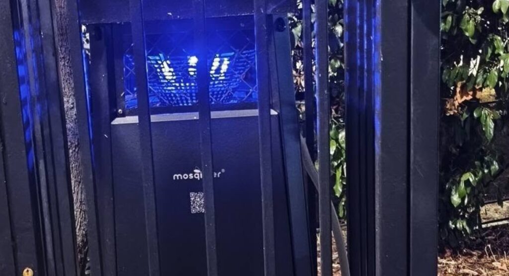 Ηλεκτρονική συσκευή για την προσέλκυση και παγίδευση των θηλυκών κουνουπιών στην πλατεία Τσαριτσάνης (ΦΩΤΟ)
